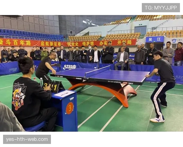 详解篮球比赛中球卡篮筐规则下的球权判定与比赛恢复流程